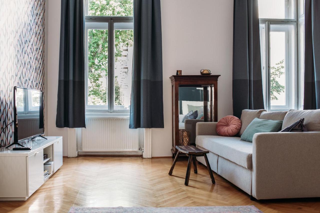 Spacious Near Liget Apartment *